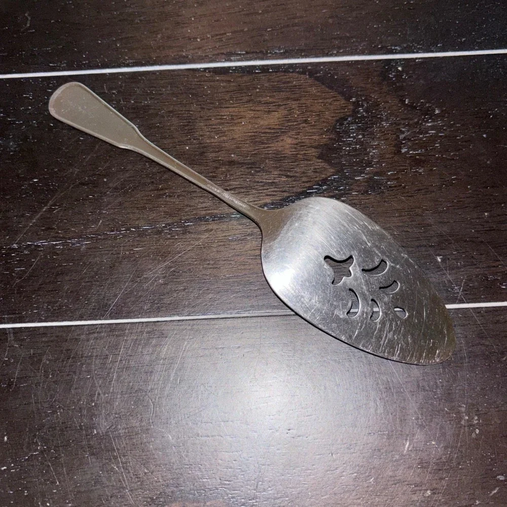 Oneida Deluxe Independence | 1 Pierced Pie Server | 8.5